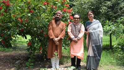 বিশ্ব পরিবেশ দিবসে রবীন্দ্রনাথের ‘রক্তকরবী’র শতবর্ষ স্মরণ, ভিন্নধর্মী বৃক্ষরোপণে বিশ্ব পরিবেশ দিবসে রবীন্দ্রনাথের ‘রক্তকরবী’র শতবর্ষ স্মরণ, ভিন্নধর্মী বৃক্ষরোপণে