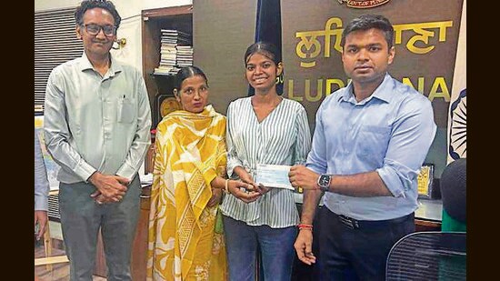 Deputy commissioner Himanshu Jain hands over the cheque to Harpreet Kaur in Ludhiana on Monday. (HT PHOTO)