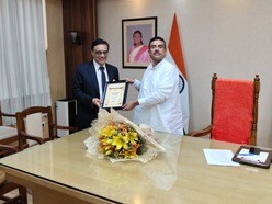 নবান্নে মুখ্যমন্ত্রী শুভেন্দু অধিকারী এবং সিঙ্গাপুর-ভিত্তিক শিল্পপতি প্রসূন মুখোপাধ্যায়ের সৌজন্যমূলক বৈঠক