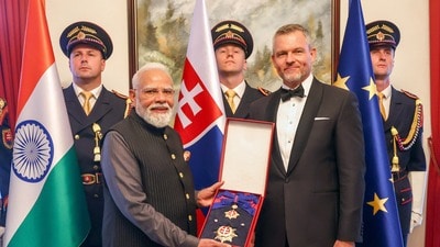 ভারত ও স্লোভাকিয়ার দ্বিপাক্ষিক সম্পর্ক আরও শক্তিশালী করার পথে গুরুত্বপূর্ণ অগ্রগতি হল প্রধানমন্ত্রী নরেন্দ্র মোদীর সফরকালে। (DPR PMO ) ভারত ও স্লোভাকিয়ার দ্বিপাক্ষিক সম্পর্ক আরও শক্তিশালী করার পথে গুরুত্বপূর্ণ অগ্রগতি হল প্রধানমন্ত্রী নরেন্দ্র মোদীর সফরকালে। (DPR PMO )