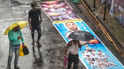 কলকাতা-সহ দক্ষিণবঙ্গের বিস্তীর্ণ এলাকায় ভ্যাপসা গরম ও অস্বস্তিকর আবহাওয়া বজায় রয়েছে। তারই মধ্যে বৃষ্টির সম্ভাবনা। (PTI) কলকাতা-সহ দক্ষিণবঙ্গের বিস্তীর্ণ এলাকায় ভ্যাপসা গরম ও অস্বস্তিকর আবহাওয়া বজায় রয়েছে। তারই মধ্যে বৃষ্টির সম্ভাবনা। (PTI)