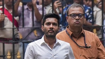 ভবানী ভবনে অভিষেক বন্দ্যোপাধ্যায়। (ছবি সৌজন্যে পিটিআই) ভবানী ভবনে অভিষেক বন্দ্যোপাধ্যায়। (ছবি সৌজন্যে পিটিআই)