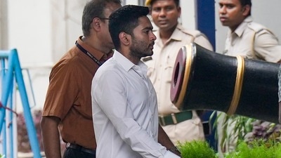 মঙ্গলবার দুপুরে ১২১ নম্বর কালীঘাট রোডে অবস্থিত অভিষেকের বাসভবনের বাইরের অংশের বিস্তারিত মাপজোক শুরু করেন পুরসভার আধিকারিকরা। (PTI) মঙ্গলবার দুপুরে ১২১ নম্বর কালীঘাট রোডে অবস্থিত অভিষেকের বাসভবনের বাইরের অংশের বিস্তারিত মাপজোক শুরু করেন পুরসভার আধিকারিকরা। (PTI)