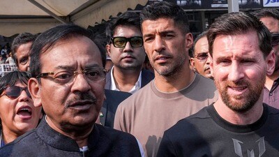 গত ডিসেম্বরে যুবভারতীতে লিওনেল মেসির সঙ্গে অরূপ বিশ্বাস। (ফাইল ছবি, সৌজন্যে পিটিআই) গত ডিসেম্বরে যুবভারতীতে লিওনেল মেসির সঙ্গে অরূপ বিশ্বাস। (ফাইল ছবি, সৌজন্যে পিটিআই)