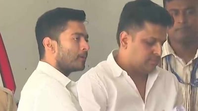 নির্ধারিত সময়ের ঠিক আগে, দুপুর ১২টার দু’মিনিট আগেই সিআইডি দপ্তরে পৌঁছন অভিষেক বন্দ্যোপাধ্যায়। নির্ধারিত সময়ের ঠিক আগে, দুপুর ১২টার দু’মিনিট আগেই সিআইডি দপ্তরে পৌঁছন অভিষেক বন্দ্যোপাধ্যায়।
