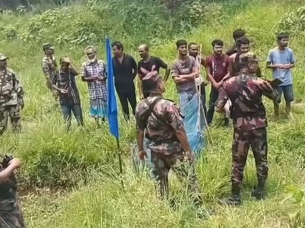 নদিয়ার হোগলবেড়িয়া থানার রানিনগর গ্রাম সংলগ্ন ভারত-বাংলাদেশ সীমান্তের ১৪৮/৩-এস পিলারের কাছে জিরো পয়েন্ট এলাকায় আশ্রয় নেন চার শিশু, কয়েকজন নারী এবং পুরুষ মিলিয়ে মোট ১২ জন বাংলাদেশি নাগরিক।  (প্রতীকী ছবি)