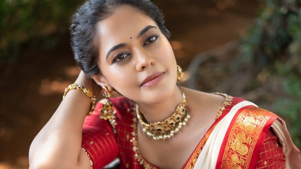 <p>తెలుగులో సరైన అవకాశాలు దక్కించుకోలేకపోయిన బిందు మాధవి.. తమిళంలో మాత్రం బిజీగా మారిపోయింది. ఇప్పుడు ఆమె చేతిలో రెండు తమిళ సినిమాలున్నాయి. </p>(instagram-Bindu Madhavi)