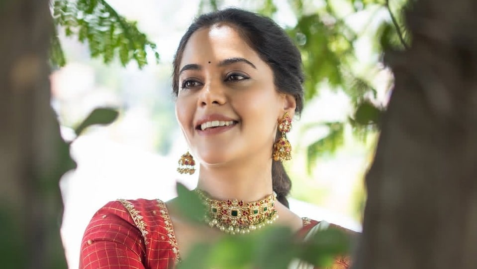 <p>తాజాగా లంగావోణీలో చందమామలా మెరిసింది బిందు మాధవి. ఈ తెలుగమ్మాయి ఇప్పుడు తమిళ సినిమాలతో బిజీ అయిపోయింది. </p>(instagram-Bindu Madhavi)