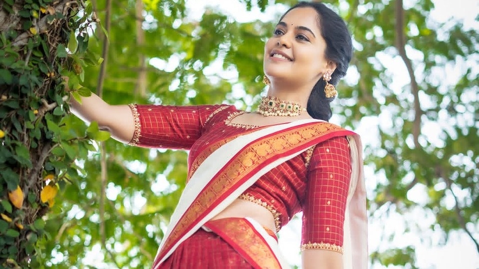<p>ఆవకాయ్ బిర్యానీ మూవీతో 2008లో బిందు మాధవి డెబ్యూ చేసింది. ఆ తర్వాత రామ్ పోతినేనితో ‘రామ రామ కృష్ణ‌ కృష్ణ‌’, నానితో ‘పిల్ల జమీందార్’ సినిమాల్లో నటించింది బిందు మాధవి. </p>(instagram-Bindu Madhavi)