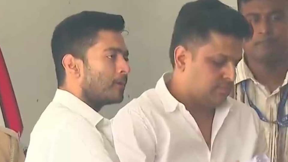 নির্ধারিত সময়ের ঠিক আগে, দুপুর ১২টার দু’মিনিট আগেই সিআইডি দপ্তরে পৌঁছন অভিষেক বন্দ্যোপাধ্যায়।
