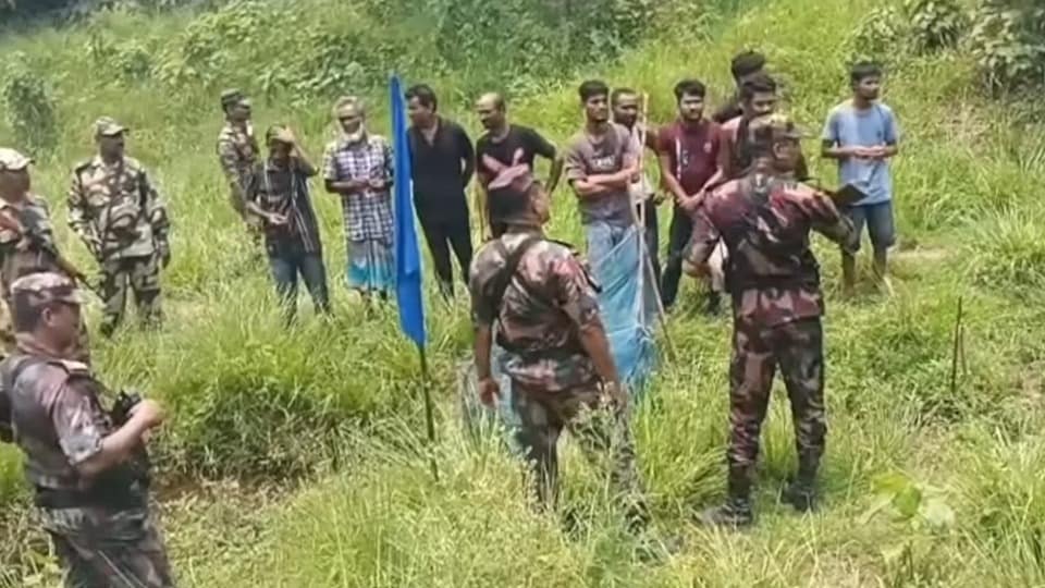 নদিয়ার হোগলবেড়িয়া থানার রানিনগর গ্রাম সংলগ্ন ভারত-বাংলাদেশ সীমান্তের ১৪৮/৩-এস পিলারের কাছে জিরো পয়েন্ট এলাকায় আশ্রয় নেন চার শিশু, কয়েকজন নারী এবং পুরুষ মিলিয়ে মোট ১২ জন বাংলাদেশি নাগরিক। (প্রতীকী ছবি)