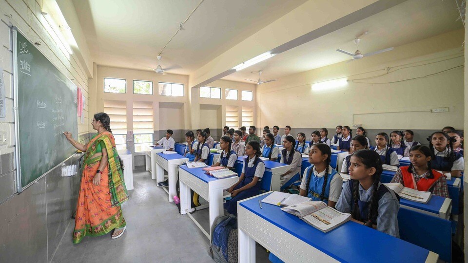 <p>అభ్యర్థులు తమ హాల్ టికెట్లతో పాటు నిబంధనల ప్రకారం పరీక్షా కేంద్రానికి సకాలంలో చేరుకోవాలని… పరీక్షకు సంబంధించిన పూర్తి వివరాల కోసం అభ్యర్థులు ఎప్పటికప్పుడు <a href="https://schooledu.telangana.gov.in" target="_blank">https://schooledu.telangana.gov.in</a> వెబ్‌సైట్‌ను ఫాలో అవ్వాలని అధికారులు స్పష్టం చేశారు. </p>