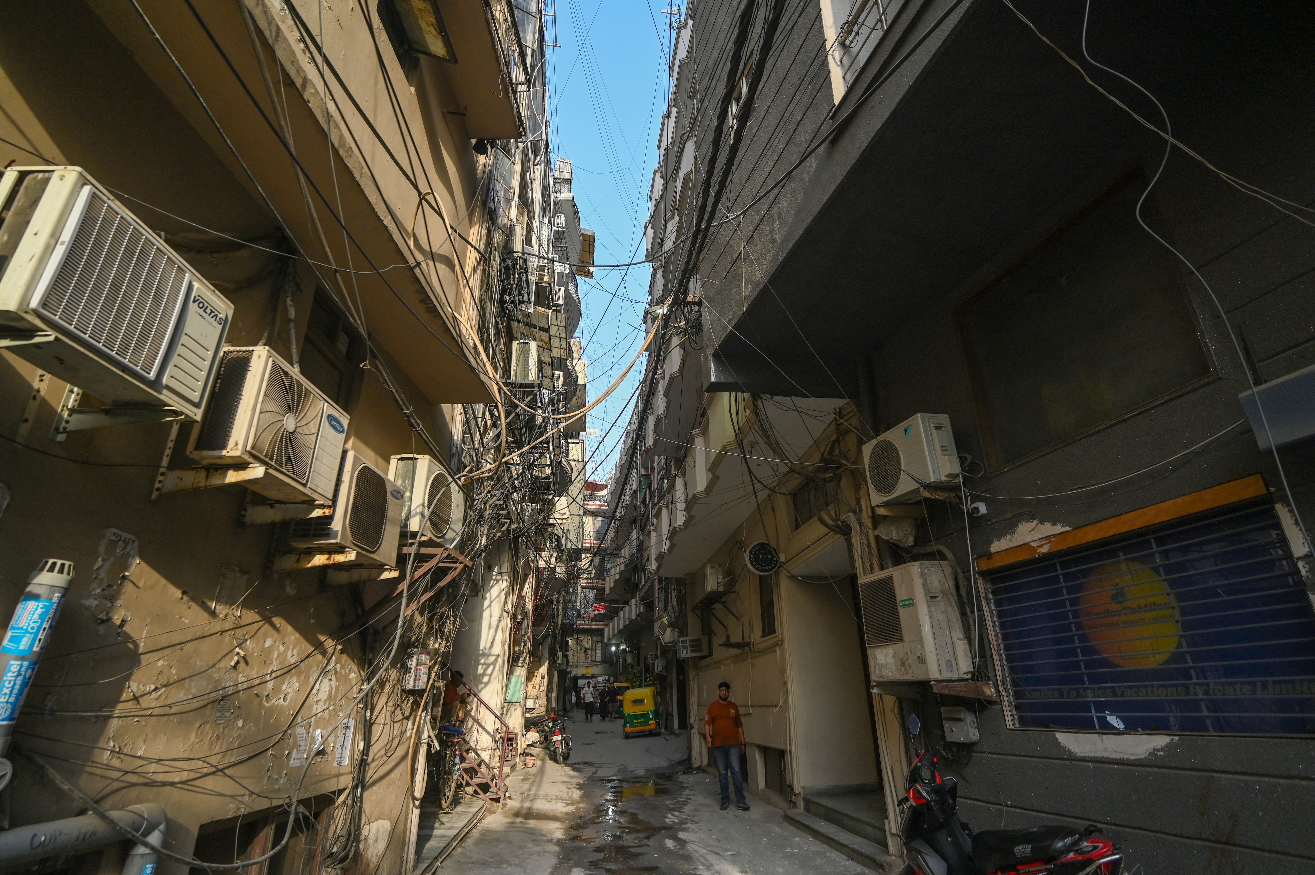 Narrow lanes prevent fire tenders from reaching affected buildings. Electrical networks evolve ad hoc. Open spaces are scarce. Additional floors are added without scrutiny. Evacuation routes are limited. (Sanchit Khanna/HT photos)