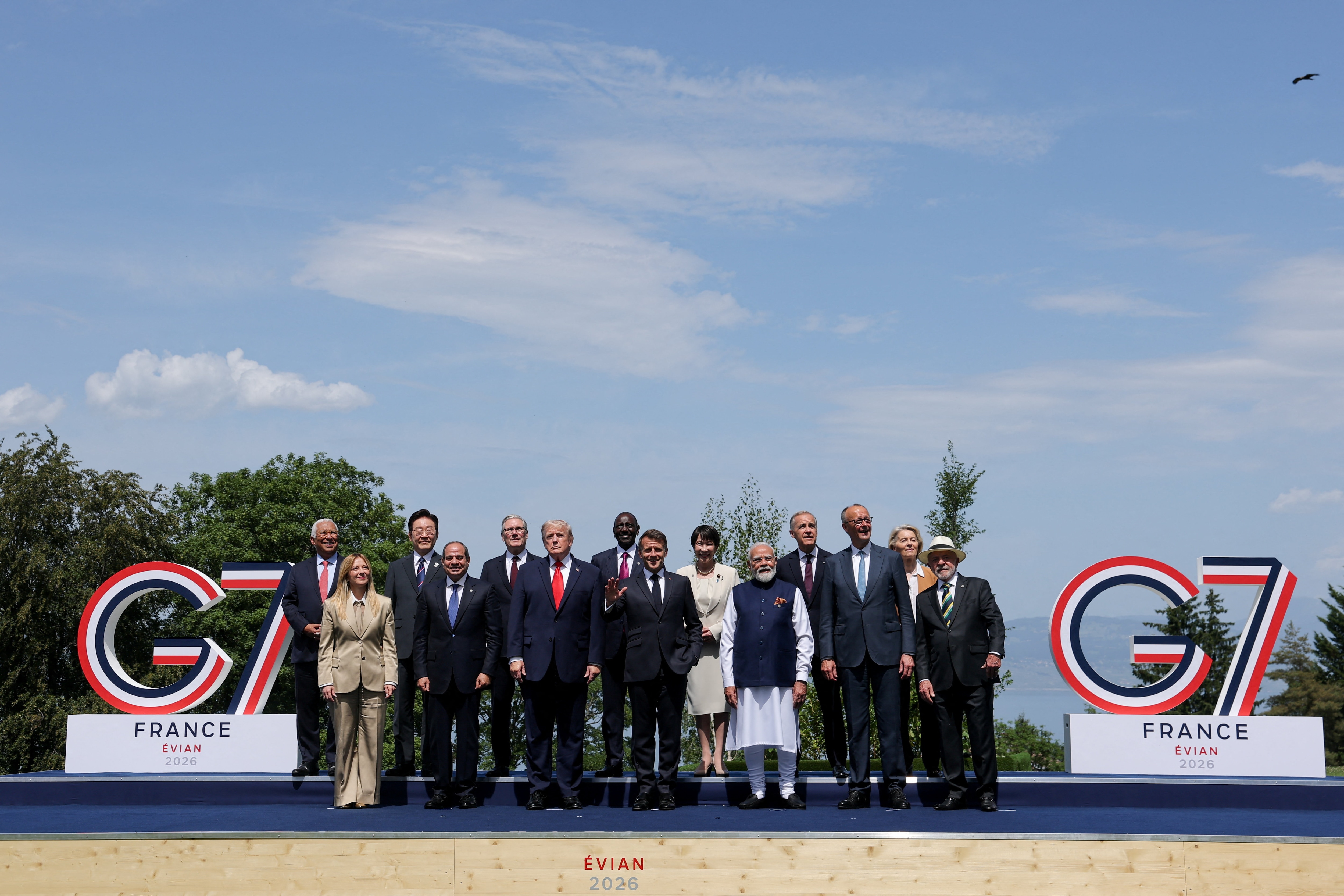 U.S. President Donald Trump, French President Emmanuel Macron and other leaders pose for a family photo during the G7 summit, in Evian-les-Bains, France, June 16, 2026. REUTERS/Christian Hartmann (REUTERS)