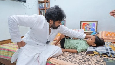 అభిమాని ఇంటికి పవన్ కళ్యాణ్ అభిమాని ఇంటికి పవన్ కళ్యాణ్