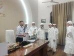 A delegation of community leaders, led by Mufti-e-Banaras Maulana Abdul Batin Nomani, submits a memorandum regarding the Ganj Shaheeda Mosque to district magistrate Satyendra Kumar. (HT)