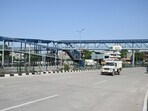 One of the two foot overbridges that GMRL has sought to remove for the Gurugram metro project. This structure is located on Basai Road. (Parveen Kumar/HT)