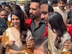 Samantha Raj Tirumala Visit: తిరుమలలో సమంత - రాజ్ నిడిమోరు.. భార్యను జాగ్రత్తగా చూసుకున్న స్టార్ డైరెక్టర్, వీడియో వైరల్(Instagram: Artistrybuzz)