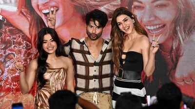 ‘ককটেল ২’-র অগ্রিম বুকিং। (AFP) ‘ককটেল ২’-র অগ্রিম বুকিং। (AFP)