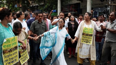 কলকাতার রাস্তায় মমতা বন্দ্যোপাধ্যায়। (ছবি সৌজন্যে রয়টার্স)