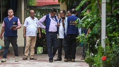 মমতা বন্দ্যোপাধ্যায়ের বোন তথা অভিষেকের পিসির বাড়িতে পৌঁছাল সিআইডি। (ছবিটি প্রতীকী, সৌজন্যে পিটিআই) মমতা বন্দ্যোপাধ্যায়ের বোন তথা অভিষেকের পিসির বাড়িতে পৌঁছাল সিআইডি। (ছবিটি প্রতীকী, সৌজন্যে পিটিআই)