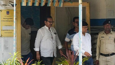 বিধাননগর দক্ষিণ থানা থেকে বেরোচ্ছেন অরূপ বিশ্বাস। (ছবি সৌজন্যে পিটিআই) বিধাননগর দক্ষিণ থানা থেকে বেরোচ্ছেন অরূপ বিশ্বাস। (ছবি সৌজন্যে পিটিআই)