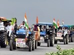 The protesters during tractor march to the Hansi mini secretariat. (Manoj Dhaka/HT)