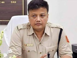 এক প্রাক্তন তৃণমূল কাউন্সিলর এবং এক সাংবাদিকের অভিযোগের পরিপ্রেক্ষিতে ডায়মন্ড হারবার থানায় মামলা দায়ের হয়েছে পুলিশ কর্তার বিরুদ্ধে।