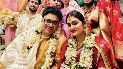 ১ বছর আগে গোপনে বিয়ে করলেন অম্বরীশ। ১ বছর আগে গোপনে বিয়ে করলেন অম্বরীশ।