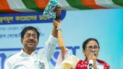 মমতা বন্দ্যোপাধ্যায়ের সঙ্গে জ্যোতিপ্রিয় মল্লিক। (ফাইল ছবি, সৌজন্যে এএনআই) মমতা বন্দ্যোপাধ্যায়ের সঙ্গে জ্যোতিপ্রিয় মল্লিক। (ফাইল ছবি, সৌজন্যে এএনআই)