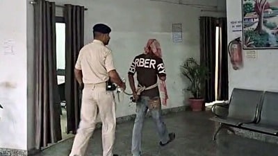 গত মঙ্গলবার গভীর রাতে রাঁচির নিবরণপুর এলাকায় অবস্থিত আরএসএস কার্যালয় লক্ষ্য করে পেট্রোল বোমা ছোড়া হয়। (ANI Video Grab) গত মঙ্গলবার গভীর রাতে রাঁচির নিবরণপুর এলাকায় অবস্থিত আরএসএস কার্যালয় লক্ষ্য করে পেট্রোল বোমা ছোড়া হয়। (ANI Video Grab)