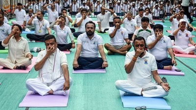 শুক্রবার আদালতে রাজ্য সরকার স্পষ্ট জানিয়ে দিয়েছে, ২১ জুনের যোগ দিবসের অনুষ্ঠানে কোনও সরকারি কর্মচারীর উপস্থিতি বাধ্যতামূলক নয়। (Utpal sarkar) শুক্রবার আদালতে রাজ্য সরকার স্পষ্ট জানিয়ে দিয়েছে, ২১ জুনের যোগ দিবসের অনুষ্ঠানে কোনও সরকারি কর্মচারীর উপস্থিতি বাধ্যতামূলক নয়। (Utpal sarkar)