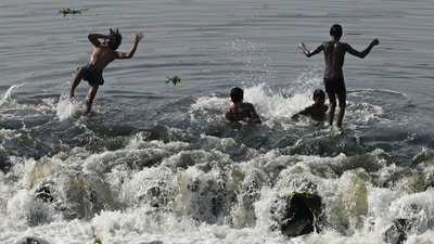 Boys bathe in the Gomti to beat the heat near Kudia Ghat in Lucknow. (HT File Photo) Boys bathe in the Gomti to beat the heat near Kudia Ghat in Lucknow. (HT File Photo)