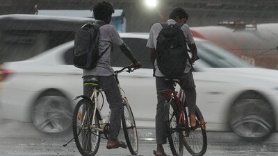 আলিপুর আবহাওয়া দফতর জানিয়েছে, বঙ্গোপসাগর থেকে প্রচুর পরিমাণে জলীয় বাষ্প প্রবেশ করায় আগামী কয়েকদিন দক্ষিণবঙ্গে বিক্ষিপ্ত বৃষ্টি ও বজ্রবিদ্যুৎ-সহ ঝড়ের সম্ভাবনা রয়েছে। (AP Photo/Mahesh Kumar A.) আলিপুর আবহাওয়া দফতর জানিয়েছে, বঙ্গোপসাগর থেকে প্রচুর পরিমাণে জলীয় বাষ্প প্রবেশ করায় আগামী কয়েকদিন দক্ষিণবঙ্গে বিক্ষিপ্ত বৃষ্টি ও বজ্রবিদ্যুৎ-সহ ঝড়ের সম্ভাবনা রয়েছে। (AP Photo/Mahesh Kumar A.)