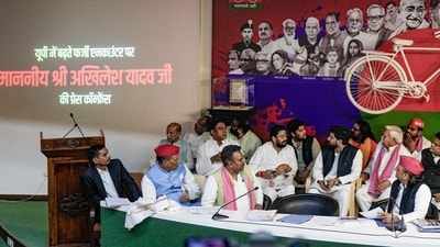 সমাজবাদী পার্টি (এসপি) এবং কংগ্রেসের প্রায় দুই ডজন সাংসদ শিবির বদলের জন্য প্রস্তুত রয়েছেন বলে দাবি উত্তরপ্রদেশের মন্ত্রীর (PTI) সমাজবাদী পার্টি (এসপি) এবং কংগ্রেসের প্রায় দুই ডজন সাংসদ শিবির বদলের জন্য প্রস্তুত রয়েছেন বলে দাবি উত্তরপ্রদেশের মন্ত্রীর (PTI)