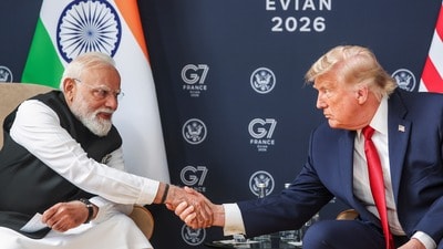 ফ্রান্সে অনুষ্ঠিত জি-৭ শীর্ষ সম্মেলনের ফাঁকে প্রধানমন্ত্রী নরেন্দ্র মোদী এবং মার্কিন প্রেসিডেন্ট ডোনাল্ড ট্রাম্পের বৈঠকের পর বাণিজ্য চুক্তি সম্পন্ন করার বিষয়ে আশাবাদী দুই দেশই। (PMO) ফ্রান্সে অনুষ্ঠিত জি-৭ শীর্ষ সম্মেলনের ফাঁকে প্রধানমন্ত্রী নরেন্দ্র মোদী এবং মার্কিন প্রেসিডেন্ট ডোনাল্ড ট্রাম্পের বৈঠকের পর বাণিজ্য চুক্তি সম্পন্ন করার বিষয়ে আশাবাদী দুই দেশই। (PMO)