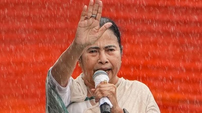 আদালত অবমাননার মামলায় শুক্রবার নোটিস দেওয়া হয়েছে তৃণমূল চেয়ারপার্সন মমতা বন্দ্যোপাধ্যায় এবং দলের সর্বভারতীয় সাধারণ সম্পাদক অভিষেক বন্দ্যোপাধ্যায়কে।