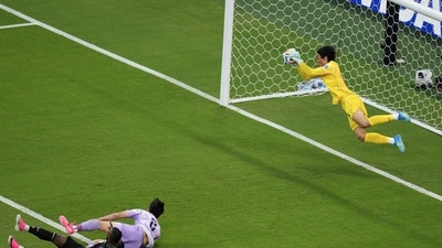 South Korea goalkeeper Kim Seung-gyu stops a fabulous header from Quinones in the first half. (AP Photo/Silvia Izquierdo)