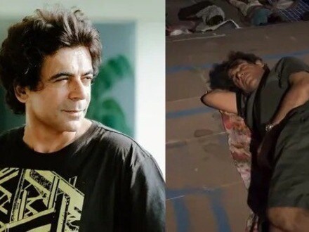 গঙ্গার ঘাটে শুয়ে সাদামাটা পোশাকে