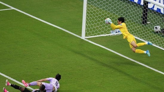 South Korea goalkeeper Kim Seung-gyu stops a fabulous header from Quinones in the first half.(AP Photo/Silvia Izquierdo)