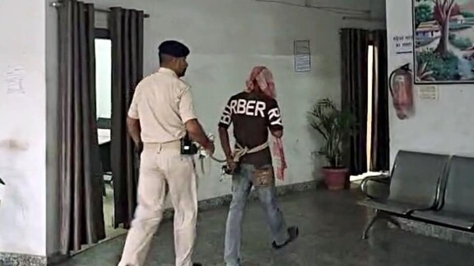গত মঙ্গলবার গভীর রাতে রাঁচির নিবরণপুর এলাকায় অবস্থিত আরএসএস কার্যালয় লক্ষ্য করে পেট্রোল বোমা ছোড়া হয়। (ANI Video Grab)