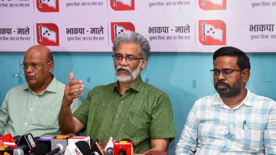 কংগ্রেসের একাংশের তরফে অভিযোগ ওঠে যে, জোটসঙ্গী সিপিআই(এমএল) লিবারেশনের বিধায়কদের ভোটদানে গরমিল ছিল এবং তার ফলেই প্রণব ঝা প্রত্যাশিত সমর্থন পাননি। (PTI)