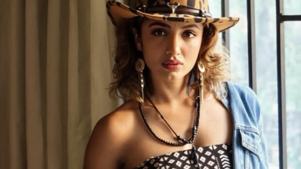 <p>తేజస్వి మదివాడ లేటెస్ట్ ఫొటోలు సోషల్ మీడియాలో వైరల్ గా మారాయి. హాట్, లవ్, స్టన్నింగ్, సూపర్ అంటూ నెటిజన్లు కామెంట్లు పెడుతున్నారు. </p>(instagram-Tejaswi Madivada)