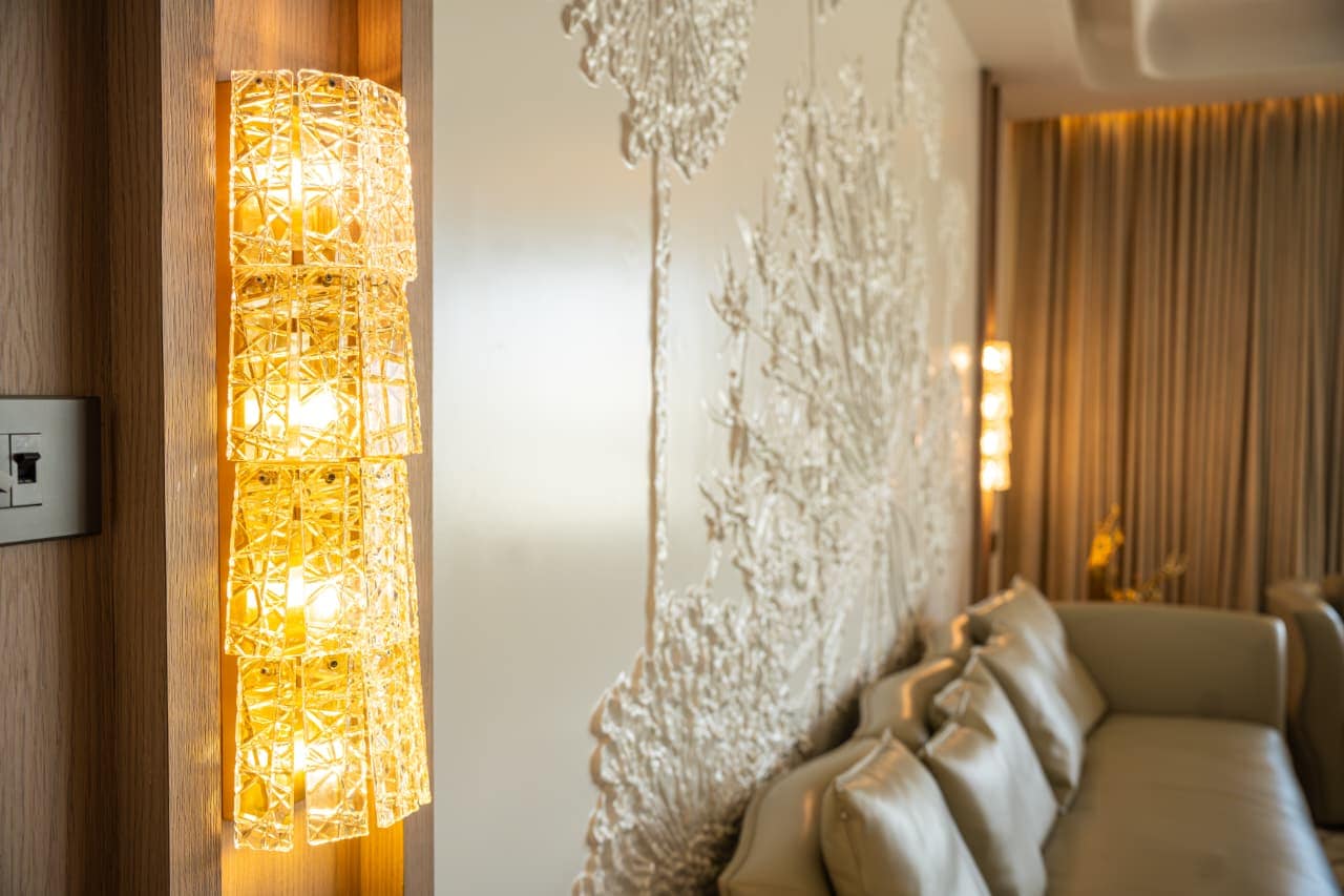The most striking artwork, rich wallpaper, or intricate wall panel will fall flat without targeted illumination. (Shreem Interior Designs) The most striking artwork, rich wallpaper, or intricate wall panel will fall flat without targeted illumination. (Shreem Interior Designs)