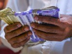Money: నెలాఖరుకు డబ్బు మిగలట్లేదా? ఎంత జీతం వచ్చినా ప్రయోజనం లేదు.. ఈ ఒక్క అలవాటు లేకపోతే!(Bloomberg)