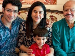 শাশুড়ি প্রয়াত, আচার মেনে গৌরবকে জামাইষষ্ঠীর ভোজ খাওয়ালেন ঋদ্ধিমার বাবা
