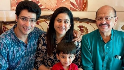 শাশুড়ি প্রয়াত, আচার মেনে গৌরবকে জামাইষষ্ঠীর ভোজ খাওয়ালেন ঋদ্ধিমার বাবা শাশুড়ি প্রয়াত, আচার মেনে গৌরবকে জামাইষষ্ঠীর ভোজ খাওয়ালেন ঋদ্ধিমার বাবা