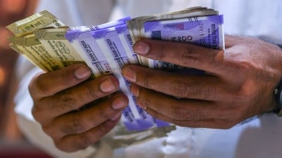 Money: నెలాఖరుకు డబ్బు మిగలట్లేదా? ఎంత జీతం వచ్చినా ప్రయోజనం లేదు.. ఈ ఒక్క అలవాటు లేకపోతే! (Bloomberg)