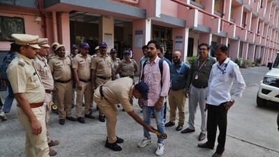 థానేలోని ఓ పరీక్షా కేంద్రం వద్ద శనివారం జరిగిన మాక్ డ్రిల్.. (Photo by Praful Gangurde / Hindustan Times)