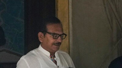 বিধাননগর দক্ষিণ থানা থেকে বেরোচ্ছেন অরূপ বিশ্বাস। (ছবি সৌজন্যে পিটিআই) বিধাননগর দক্ষিণ থানা থেকে বেরোচ্ছেন অরূপ বিশ্বাস। (ছবি সৌজন্যে পিটিআই)